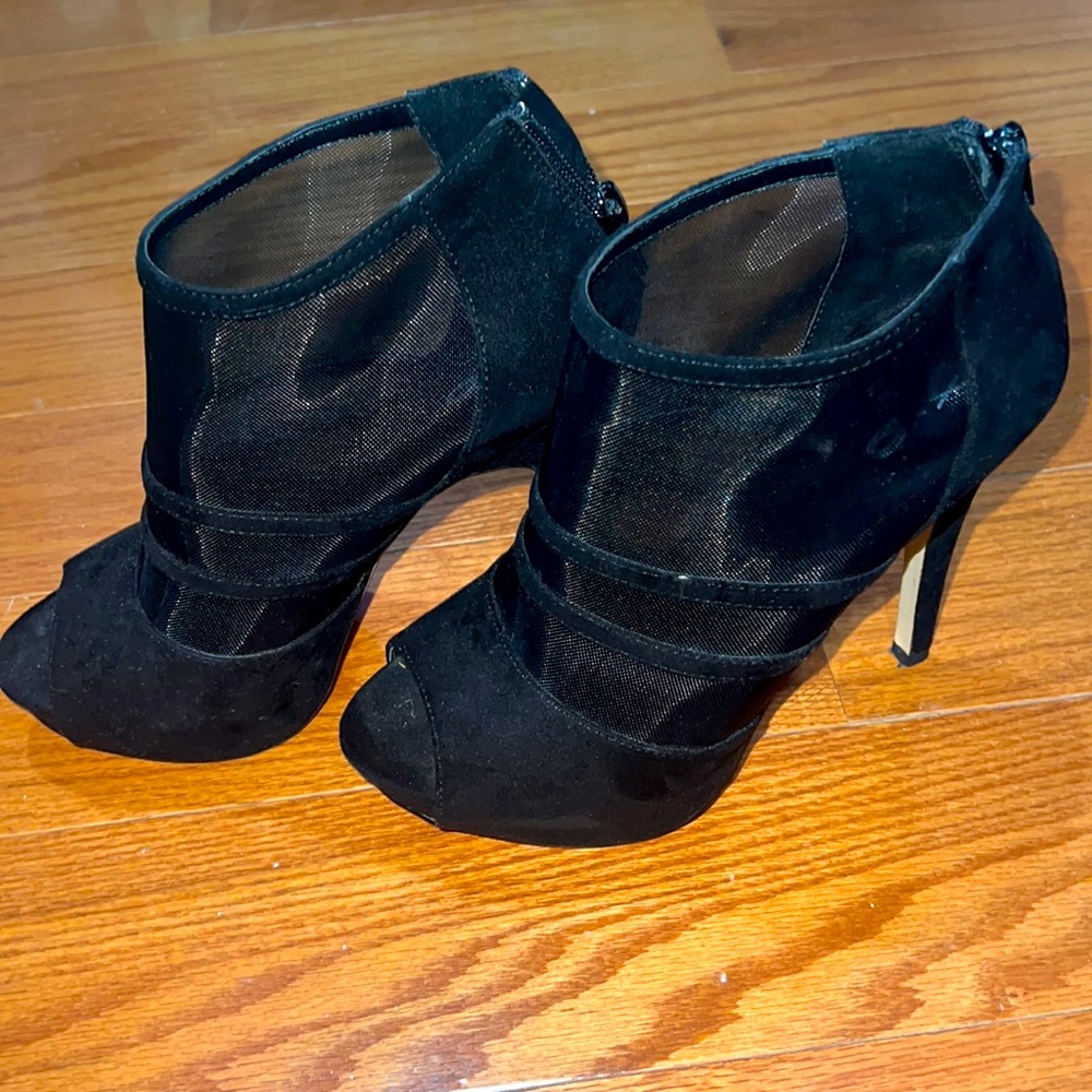 Black Pumps
